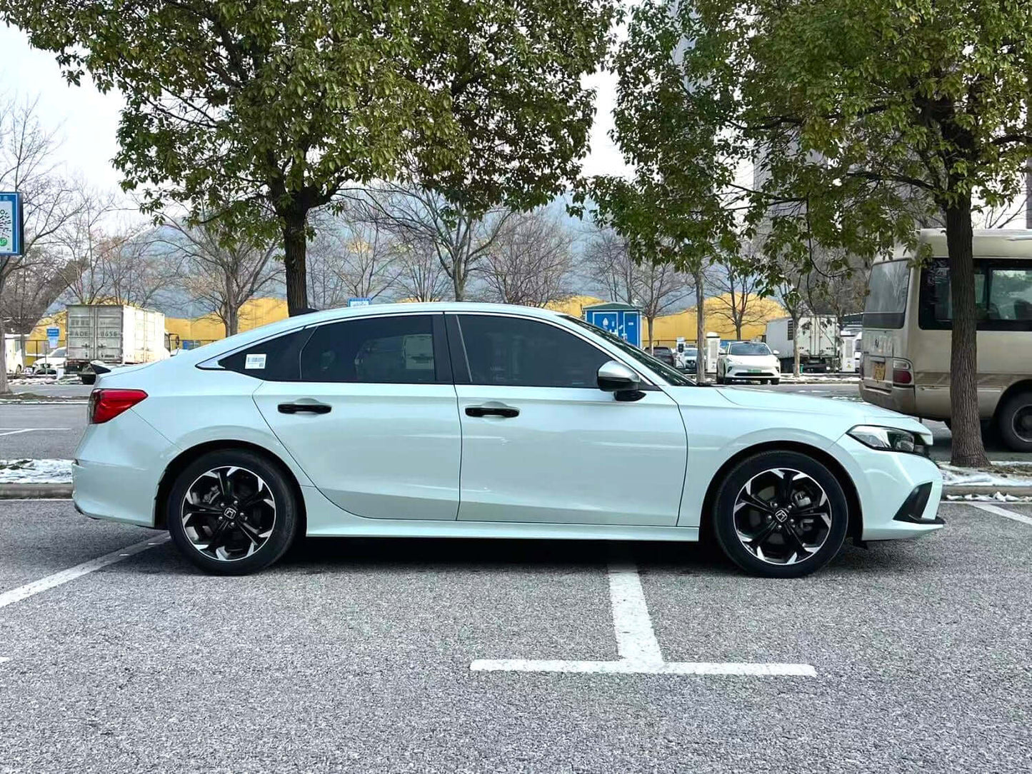 本田 2023款 思域 e:HEV 2.0 无级 锐力版 自动挡